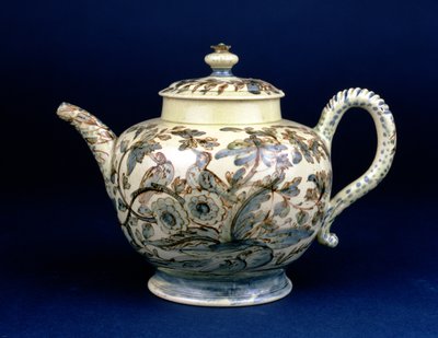 Théière en faïence de Staffordshire connue sous le nom de Théière de Tunstall décorée de trois oiseaux dans un feuillage oriental, peinte en manganèse brun avec des rehauts de bleu et de vert sous glaçure par F. Morg - English School